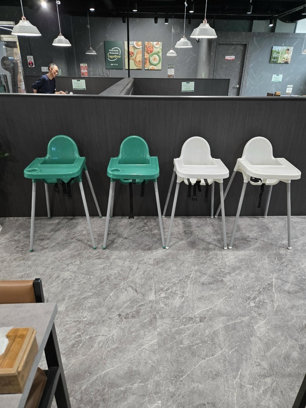 샤브르정원 발산역점 유아의자와 휠체어 가능 좌석