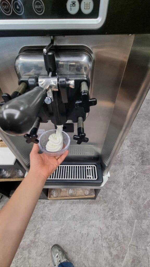샤브르정원 발산역점 소프트 아이스크림 담는 모습