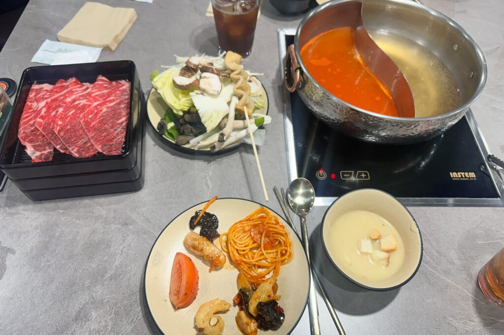 샤브르정원 발산역점 재방문 척아이롤 고기와 원앙냄비 후기