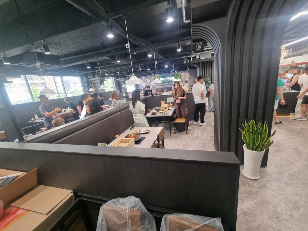 샤브르정원 발산역점 외국인 손님 식사 테이블과 넓은 좌석 분위기