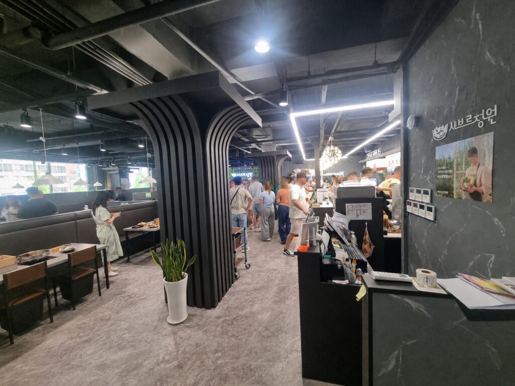 샤브르정원 발산역점 외국인 손님도 방문하기 좋은 넓은 홀 입구
