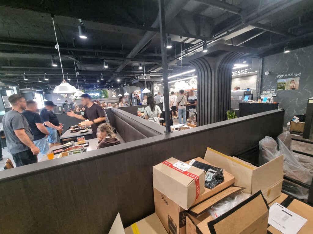 샤브르정원 발산역점 외국인 일행과 함께 앉기 좋은 다이닝 공간