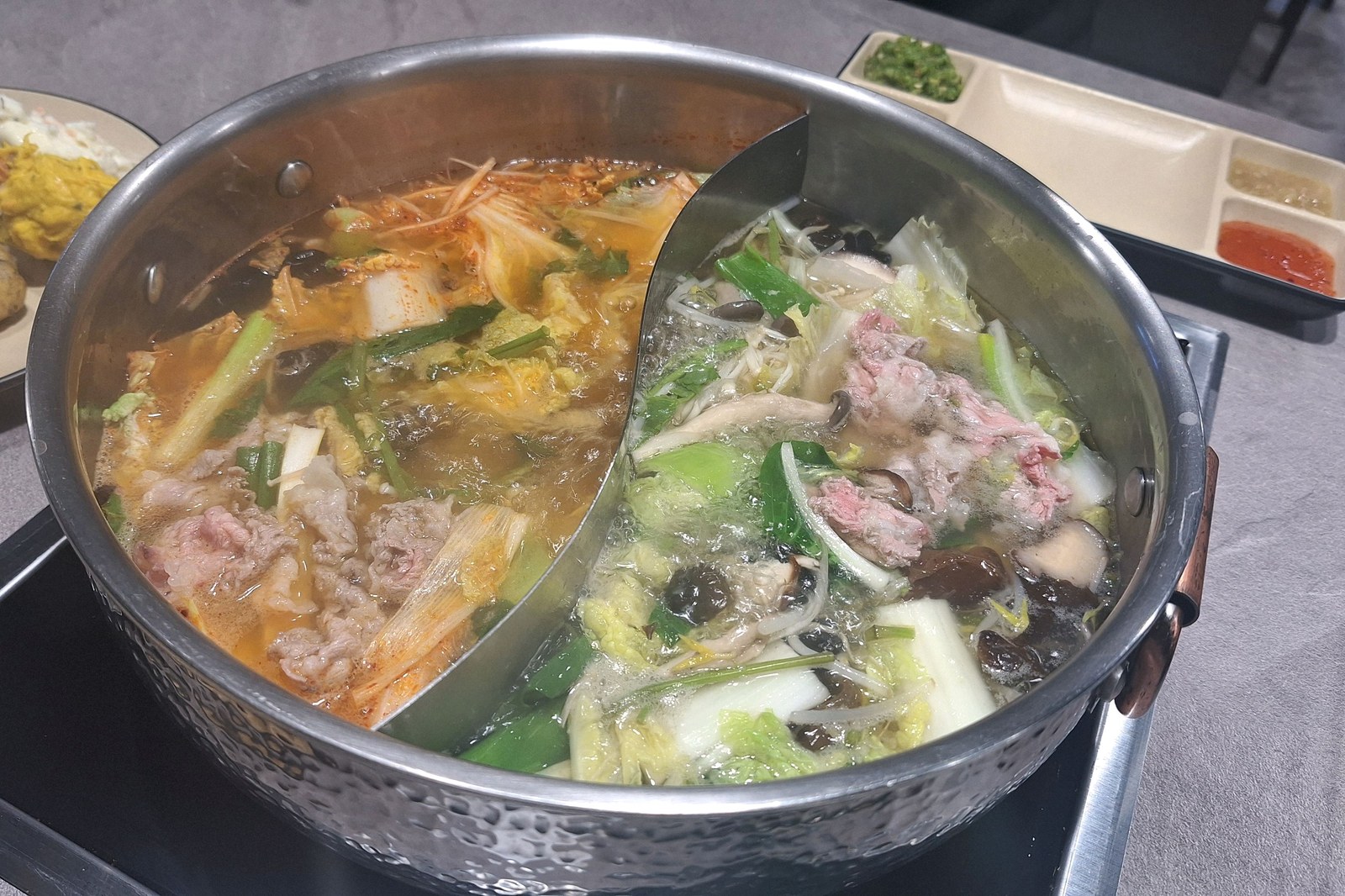 샤브르정원 발산역점 고객 후기 고기 채소 테이블 간격 사진