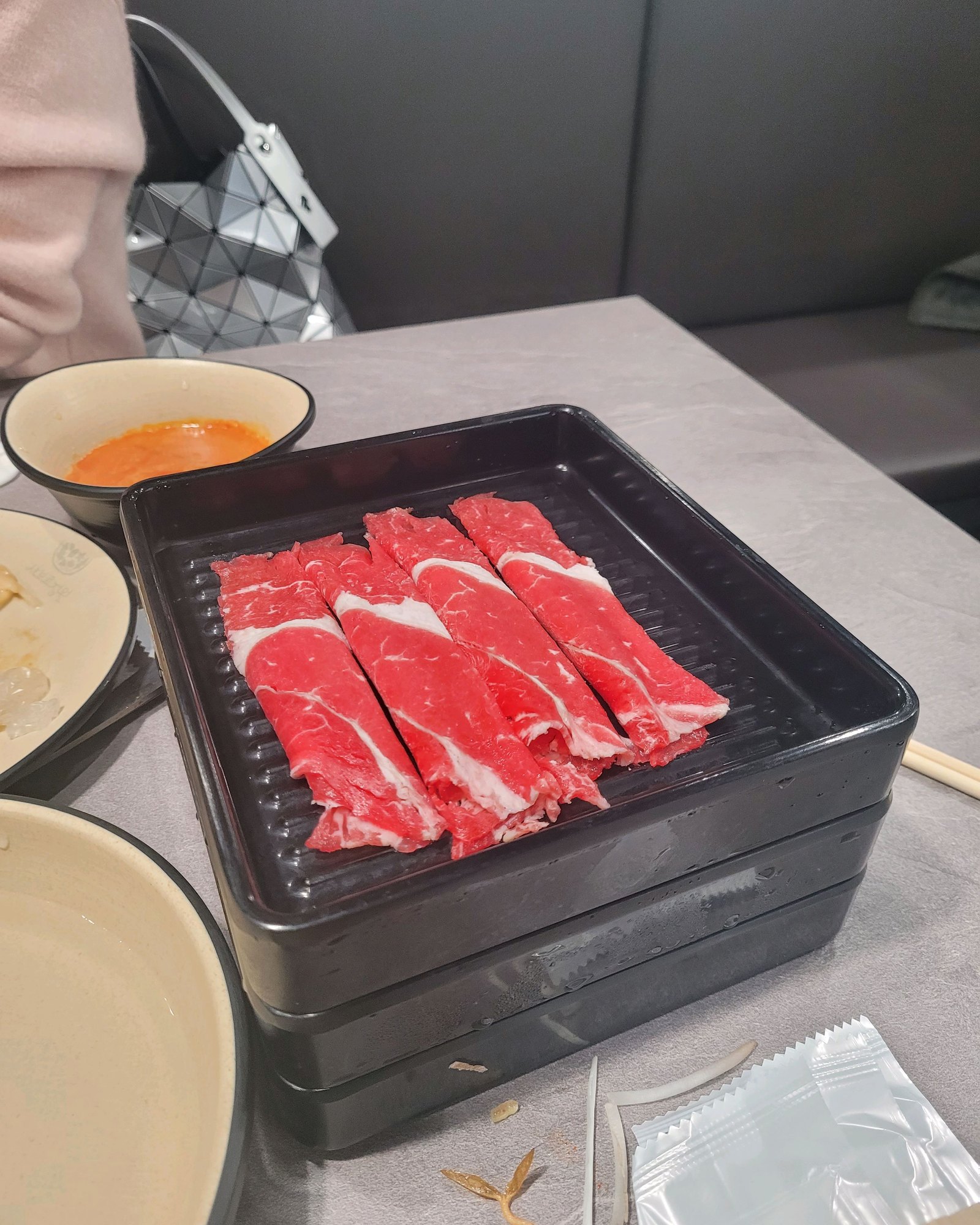 샤브르정원 발산역점 원앙냄비 옆에 놓인 신선한 소고기 접시