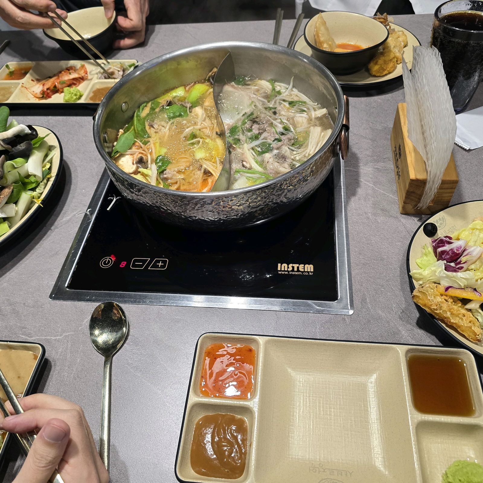 샤브르정원 발산역점 원앙냄비와 튀김 샐러드가 놓인 가족 생일 식탁