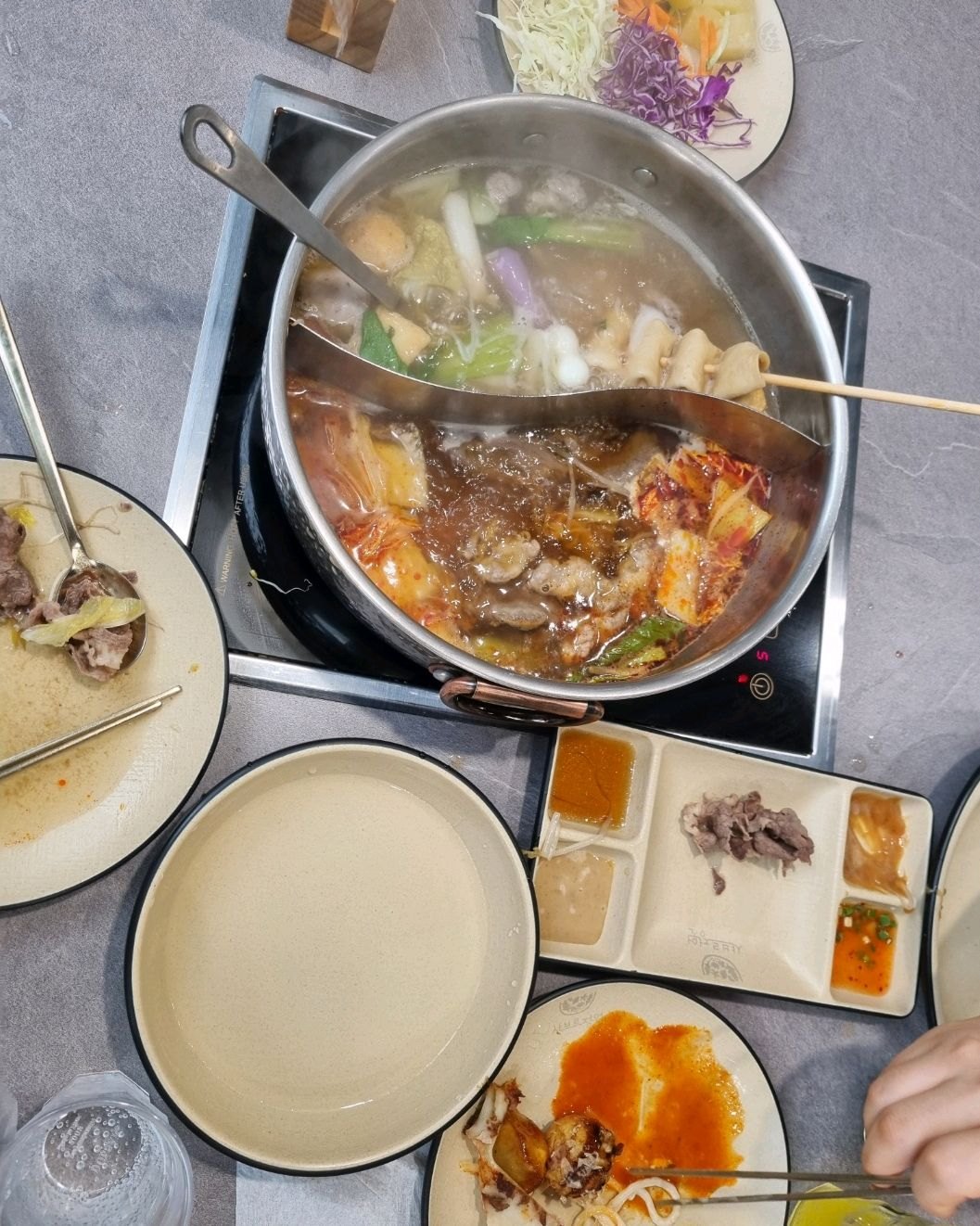샤브르정원 발산역점 원앙냄비와 월남쌈 접시가 놓인 주말 점심 식탁