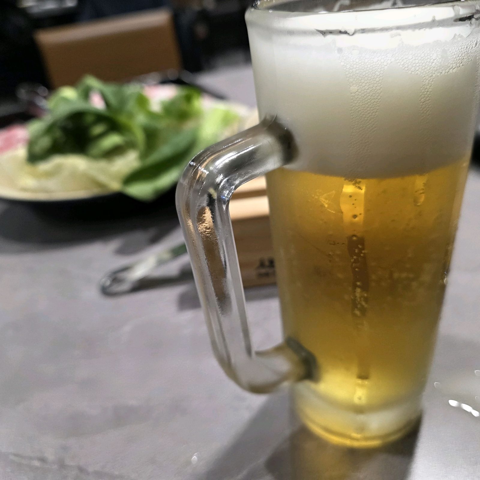 샤브르정원 발산역점 샤브샤브 채소와 함께 놓인 시원한 생맥주