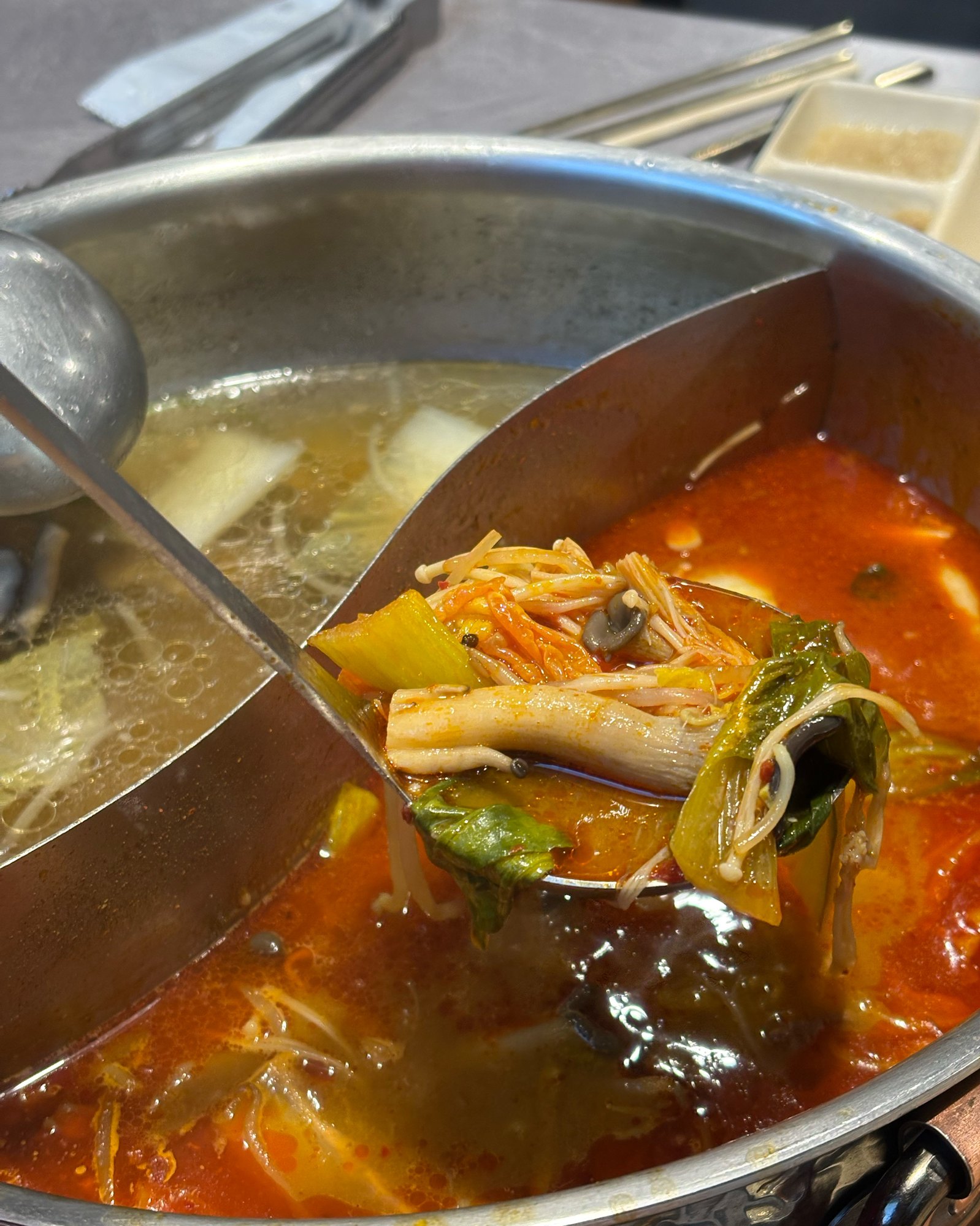 샤브르정원 발산역점 신선한 채소와 고기 원앙냄비
