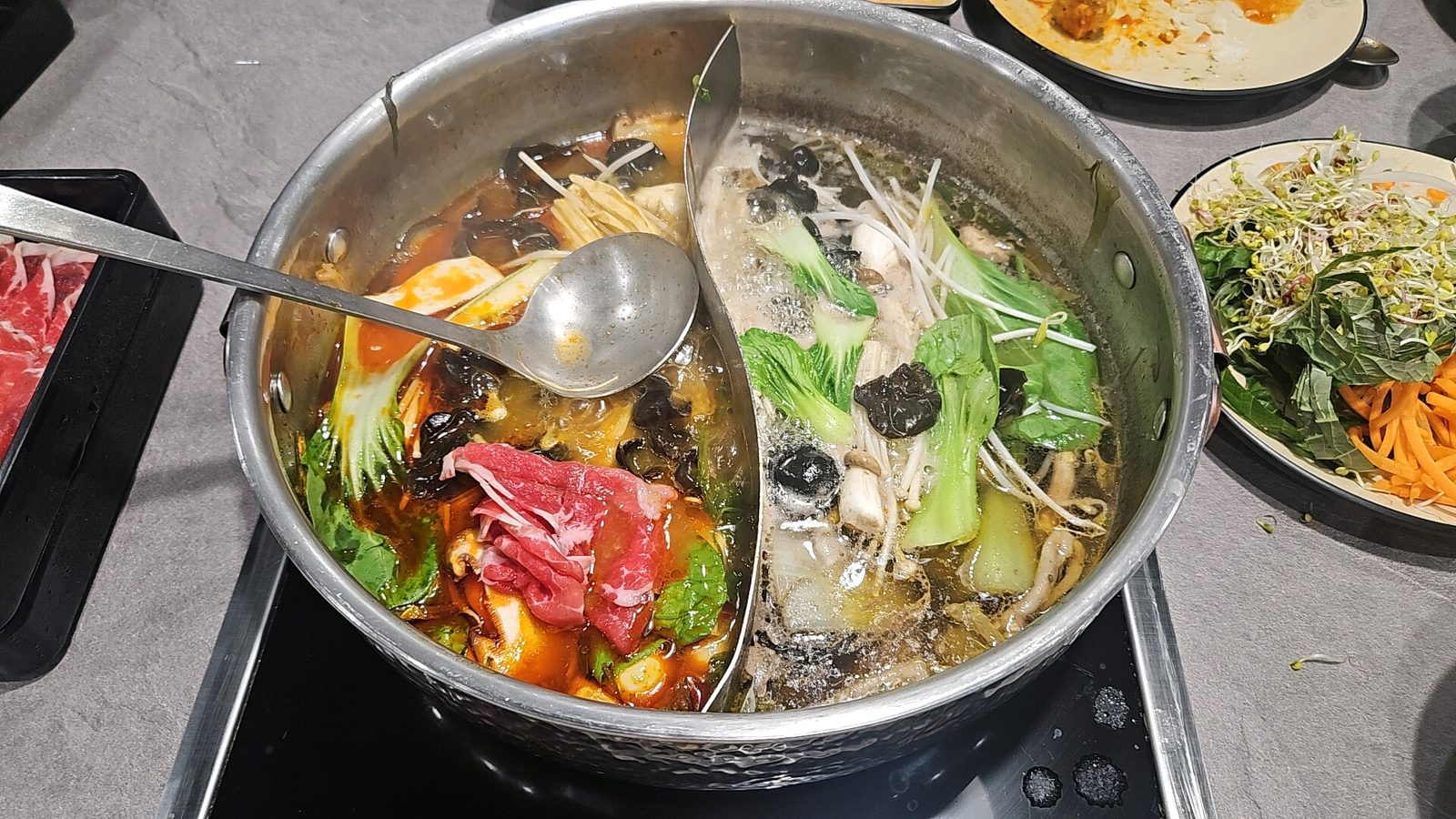 샤브르정원 발산역점 원앙냄비 채소와 소고기 식사