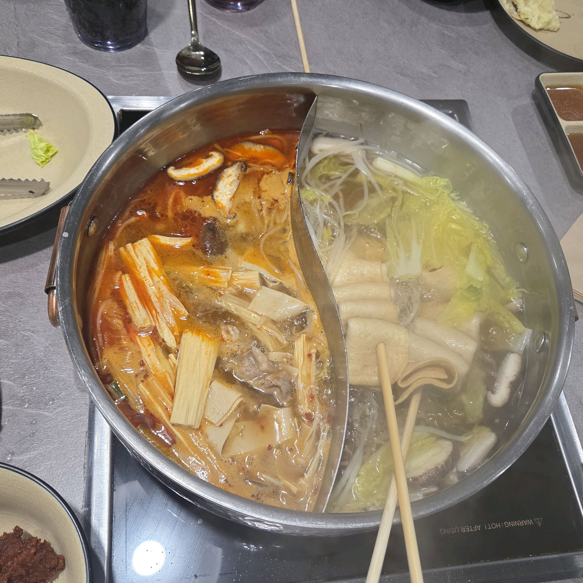 샤브르정원 발산역점 원앙냄비와 고기 채소 식사