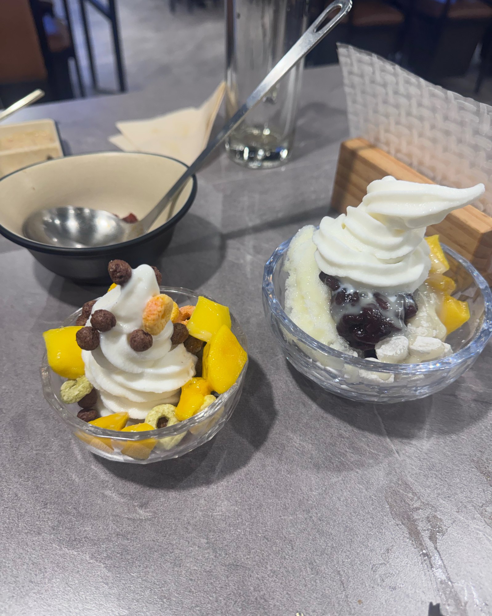 샤브르정원 발산역점 점심 뒤 과일과 시리얼을 올린 아이스크림 디저트