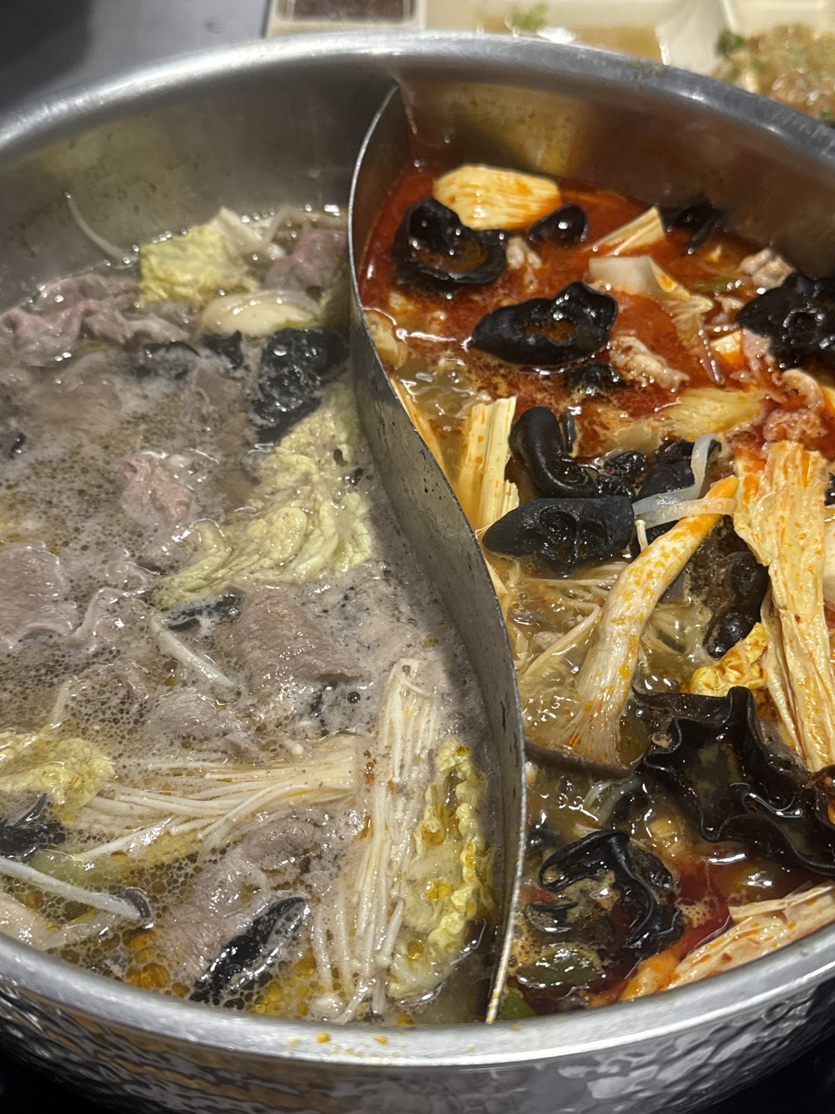 샤브르정원 발산역점 원앙냄비에 고기와 채소를 익힌 식탁