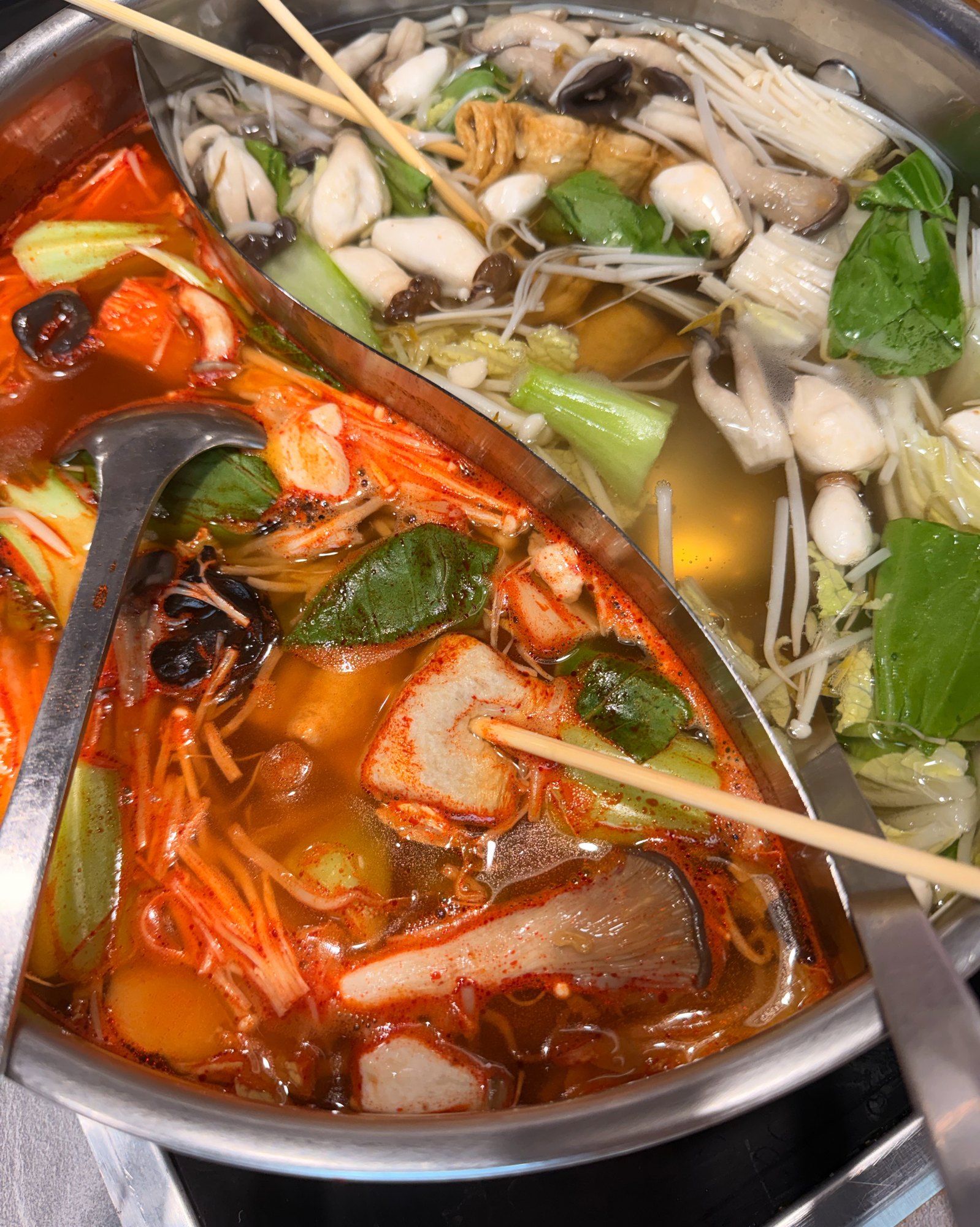 샤브르정원 발산역점 원앙냄비 매운 맛과 맑은 맛 샤브샤브
