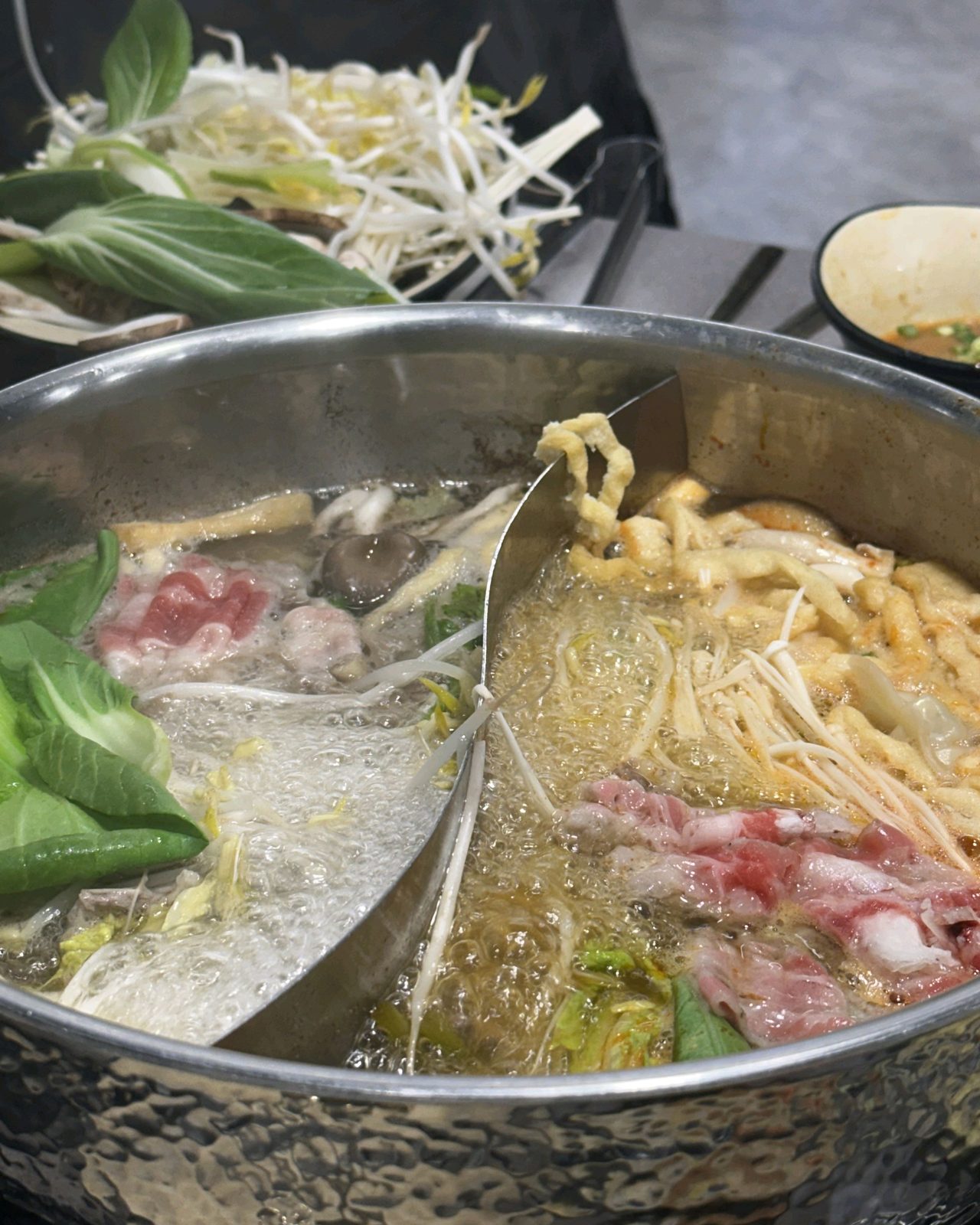 발산역 샤브샤브 맛집 샤브르정원 원앙냄비에 버섯과 채소를 익히는 모습