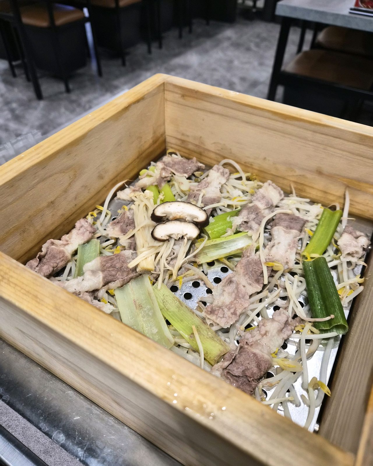샤브르정원 발산역점 편백찜 속 소고기 숙주 버섯과 대파