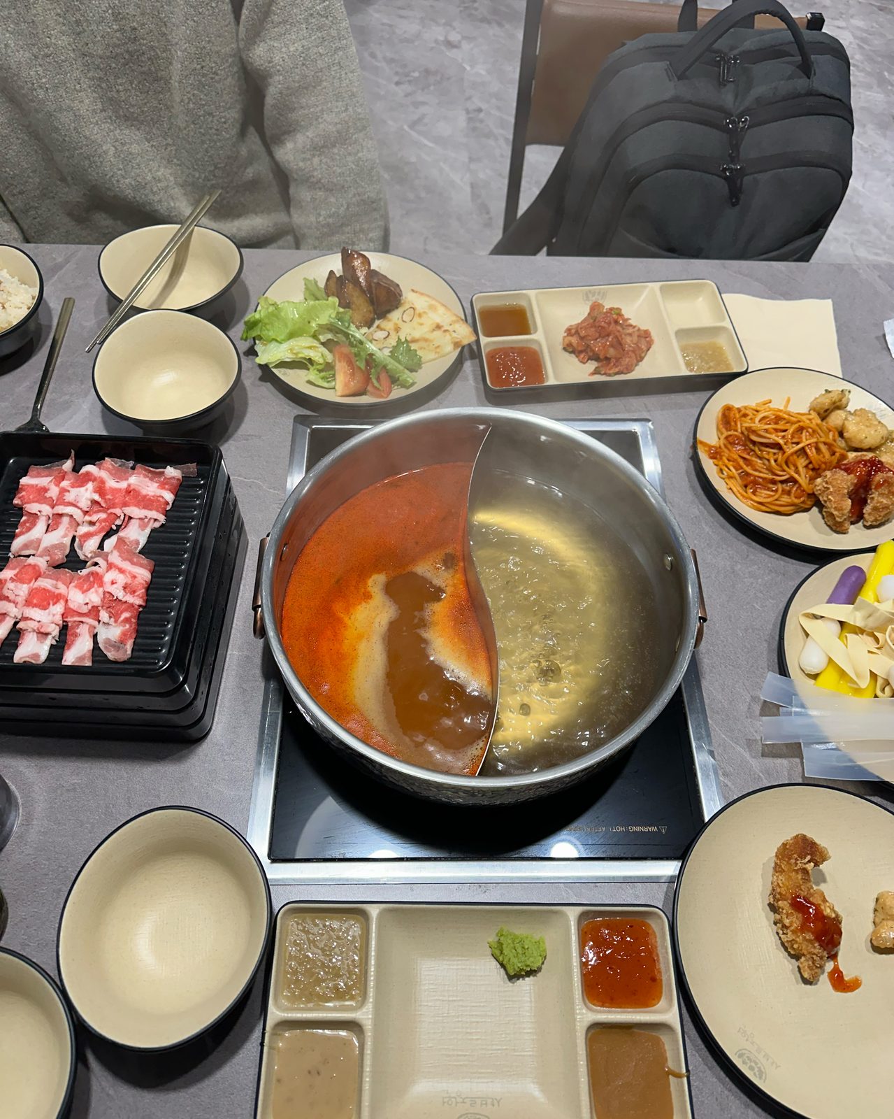 샤브르정원 발산역점 원앙냄비와 고기 뷔페 메뉴가 놓인 식탁