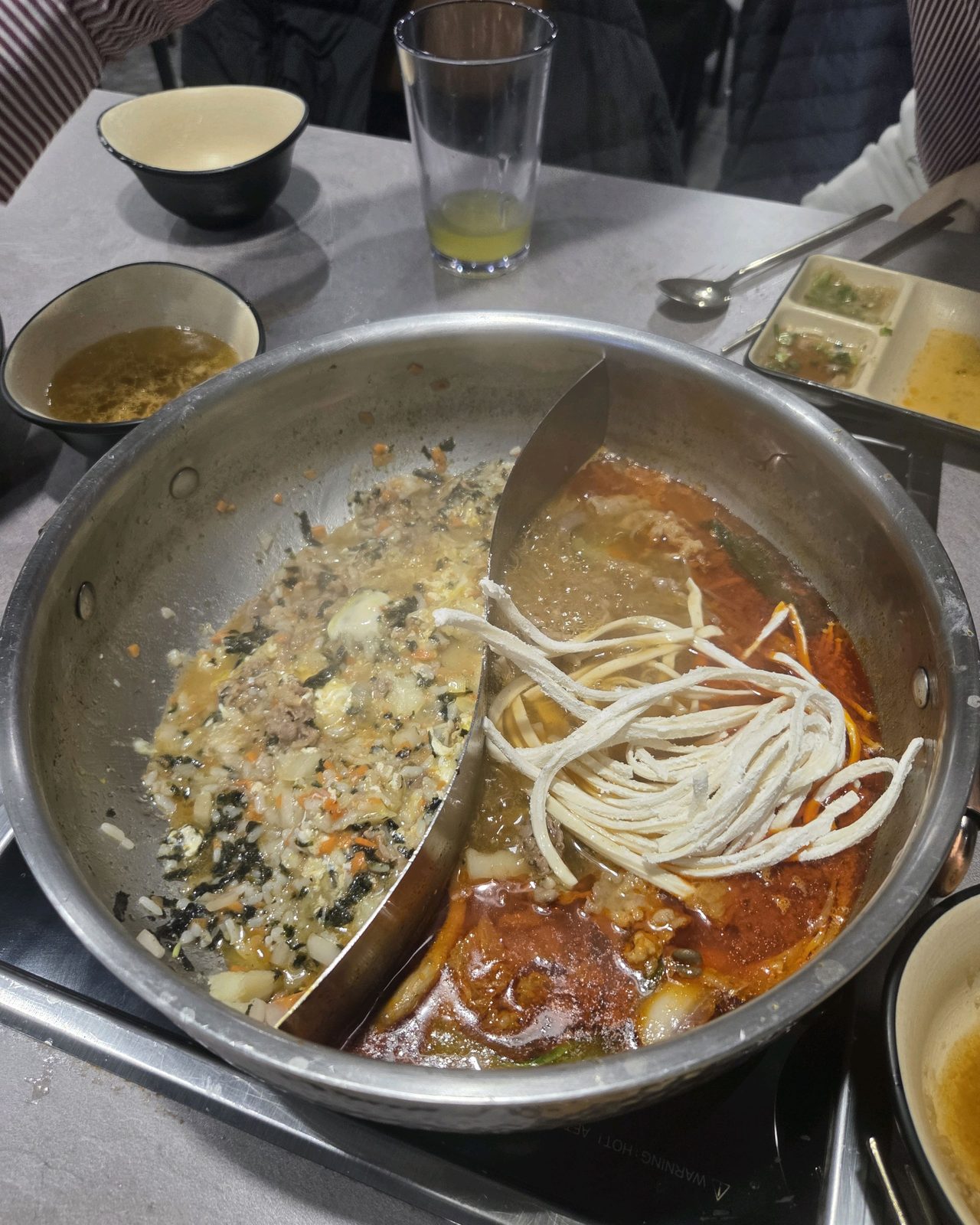 샤브르정원 발산역점 식사 끝 원앙냄비와 소스 접시