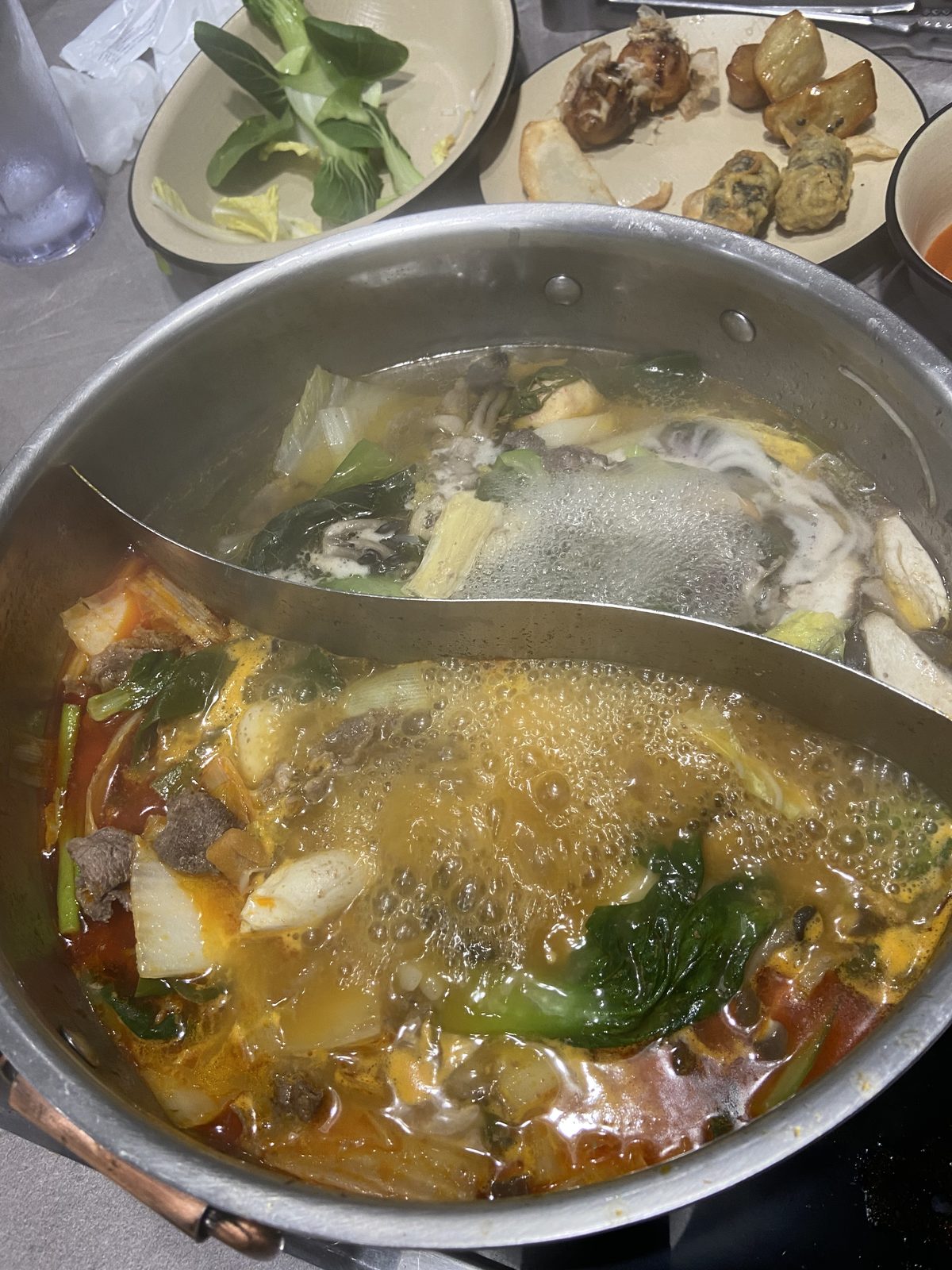 샤브르정원 발산역점 원앙냄비와 여러 소스가 놓인 식탁