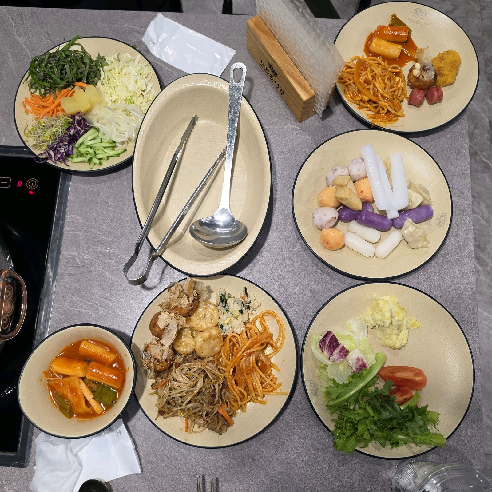 발산역 샤브샤브 뷔페 냄비와 여러 접시가 놓인 샤브르정원 식탁