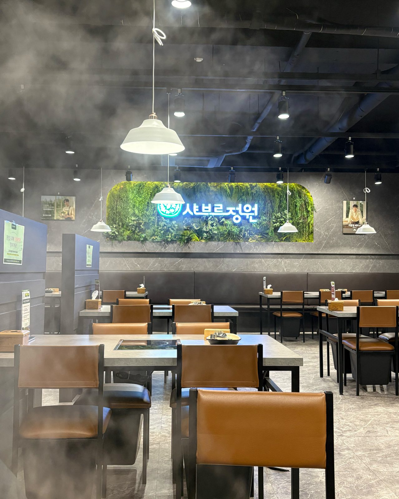 발산역 약속 식당 샤브르정원 발산역점의 넓은 좌석과 정원 로고