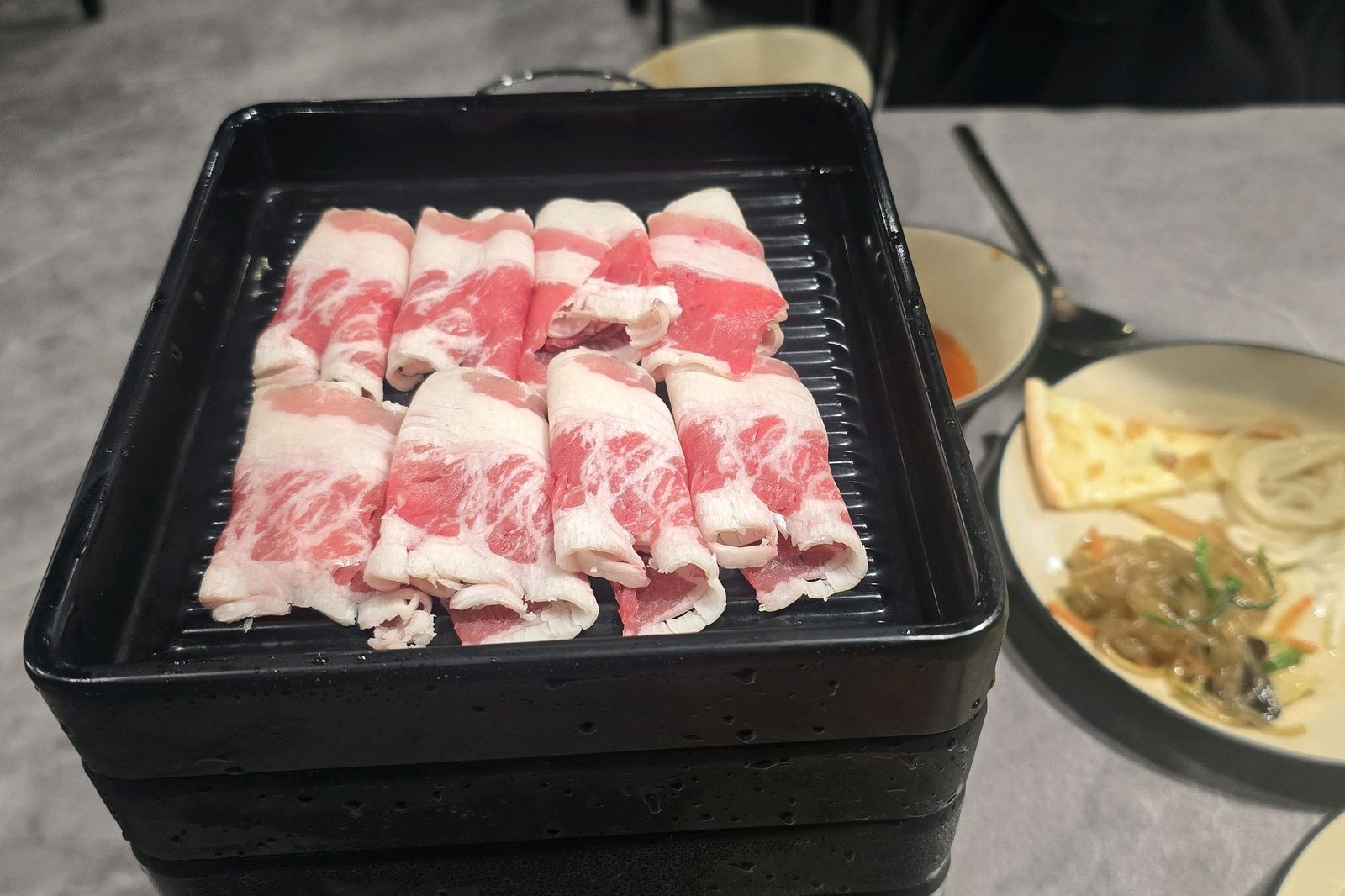 샤브르정원 발산역점 고기 무한리필 코너에 정돈된 고기 접시