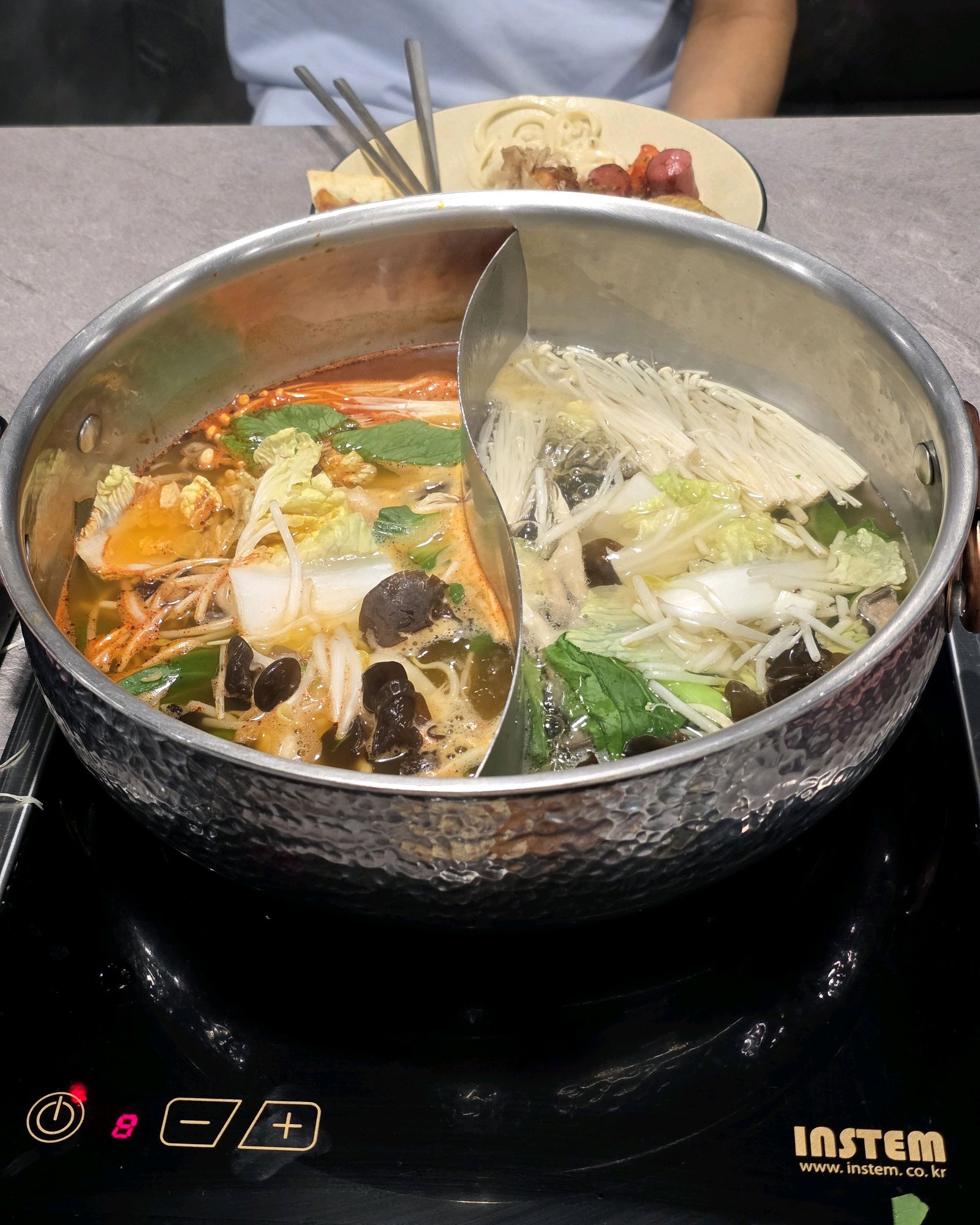 샤브르정원 발산역점 채소육수와 짬뽕육수가 나뉜 원앙냄비