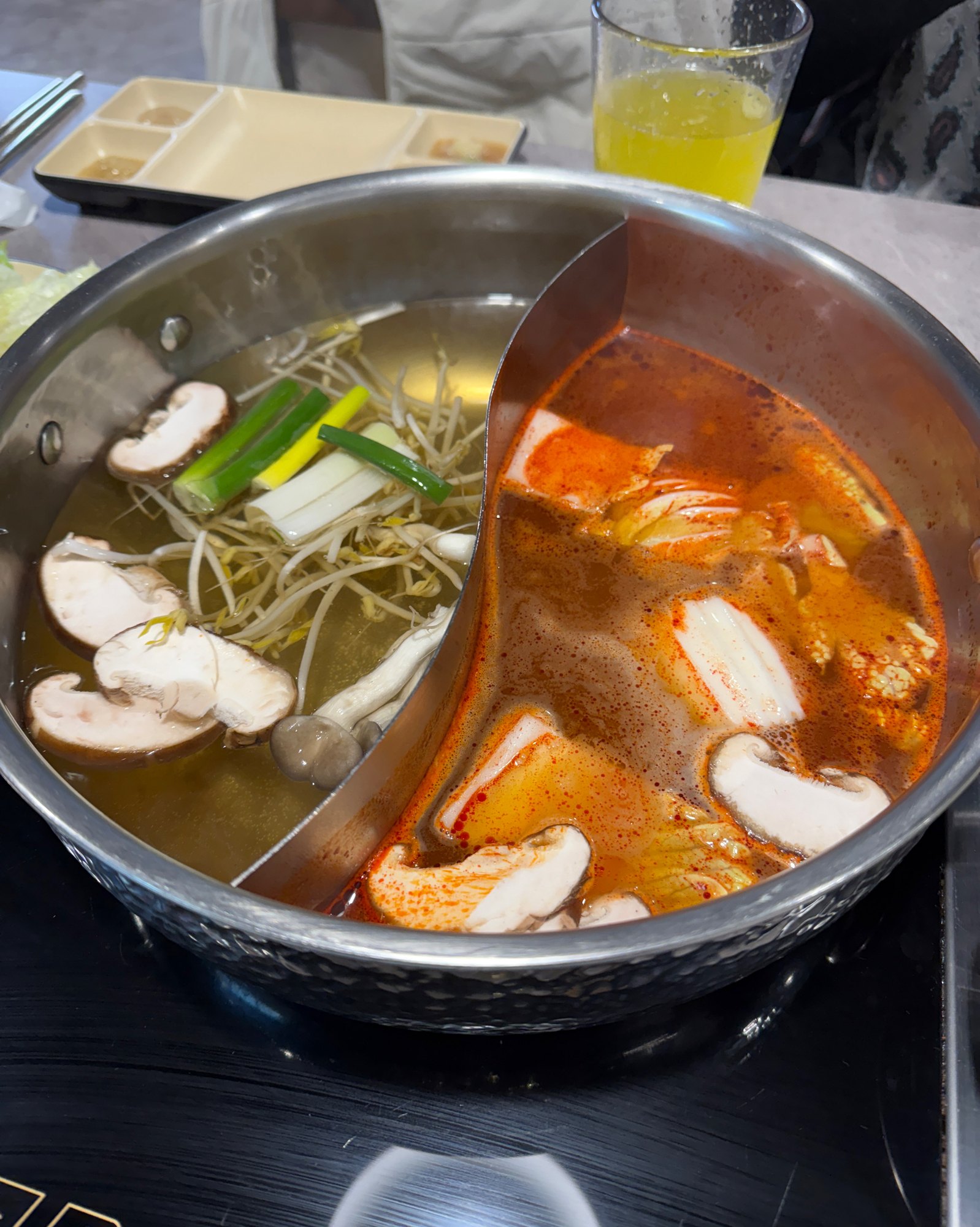 샤브르정원 발산역점 뷔페 식사 중 채소와 고기가 익는 원앙냄비