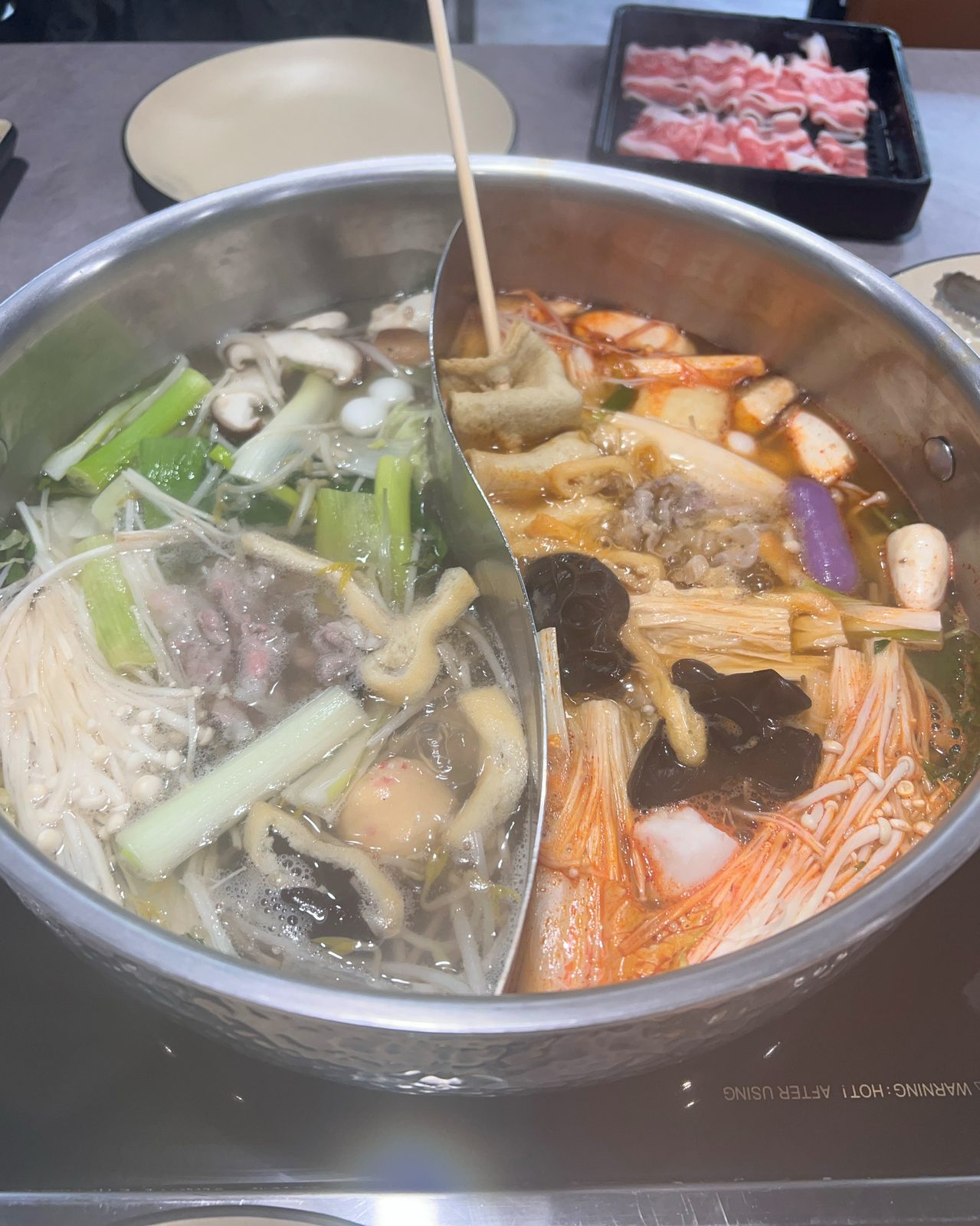 샤브르정원 발산역점 원앙냄비에 채소와 소고기가 익는 발산역 모임 식사